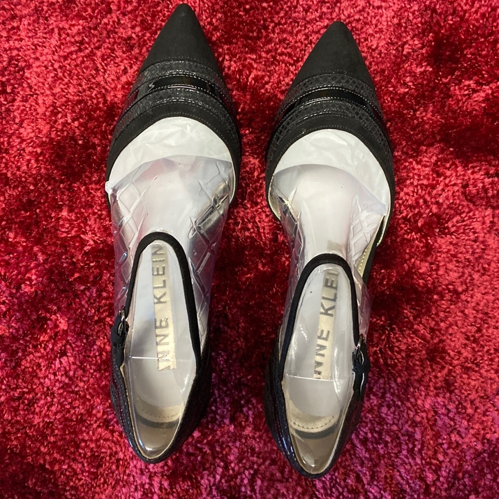Anne Klein | Black Suede Pointy toe Heels